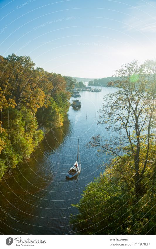 Solitary Sailing Boat on a River Lifestyle Freizeit & Hobby Ausflug Abenteuer Freiheit Expedition Sommer Wassersport Mensch maskulin 1 Natur Landschaft Herbst