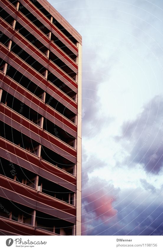 Hochhaus Häusliches Leben Wohnung Haus Traumhaus Renovieren Umzug (Wohnungswechsel) einrichten Umwelt Himmel Wolken Klima Stadt Bauwerk Gebäude Architektur