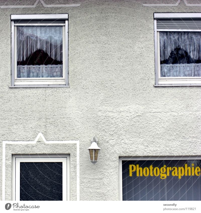 photographie Haus Fenster Wand Lampe Schaufenster Vorhang Dienstleistungsgewerbe Fotografie Buchstaben Schriftzeichen photografie Tür alt Eingangstür