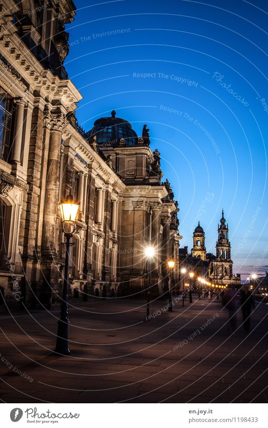 spazieren gehen Ferien & Urlaub & Reisen Tourismus Ausflug Sightseeing Städtereise Nachthimmel Dresden Sachsen Deutschland Stadt Altstadt Kirche Turm Bauwerk