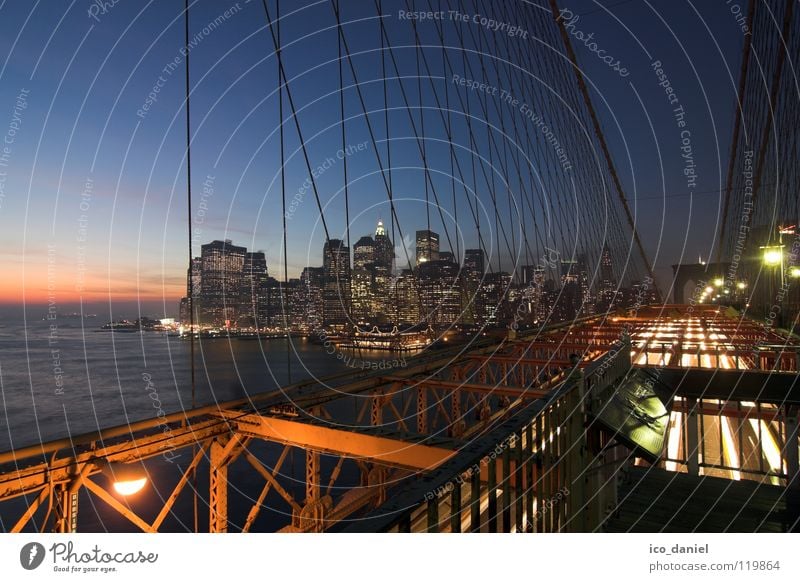 Brooklyn Bridge III Wasser Himmel Fluss Stadtzentrum Skyline Brücke Verkehr Straßenverkehr Bahnübergang dunkel Hängebrücke Lichtpunkt Amerika Sonnenuntergang