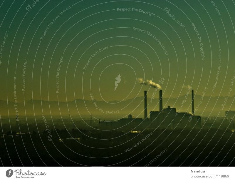 Industrieromantik dreckig Panorama (Aussicht) dunkel Smog Gegenlicht Verlauf Techno Produktion Maschine Umwelt Umweltschutz Alpen Schornstein Stromkraftwerke