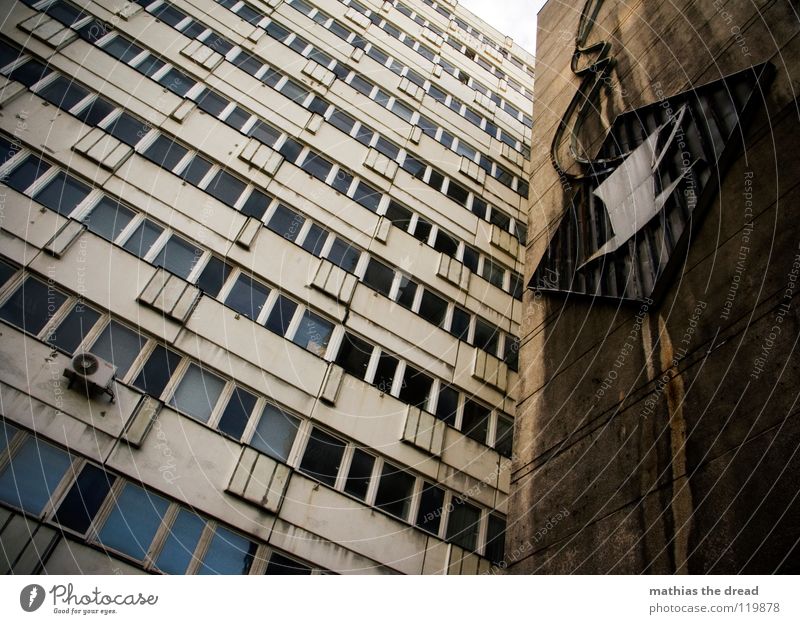 KAFFEEPAUSE Haus Gebäude groß Plattenbau Hochhaus Fassade Fenster Fensterscheibe blaustich verrotten Osten Lüftung Froschperspektive parallel Quadrat Ecke