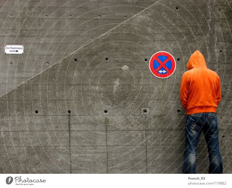 Bitte im gehen pinkeln! stehen stoppen Halteverbot Schilder & Markierungen Warnschild Verbotsschild bestrafen Regel Verkehr Straßenverkehrsordnung parken rot