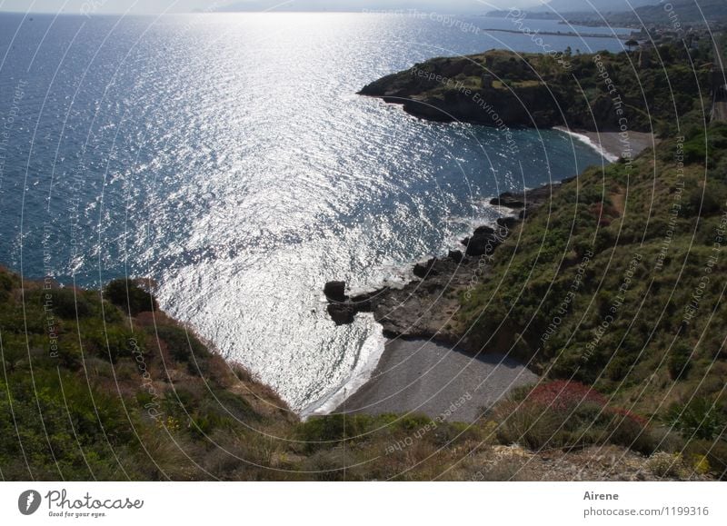 mehr Meer auf Sizilien... Landschaft Urelemente Wasser Schönes Wetter Sträucher Macchia Hügel Küste Bucht Mittelmeer Strand Klippe Sand glänzend maritim Stadt