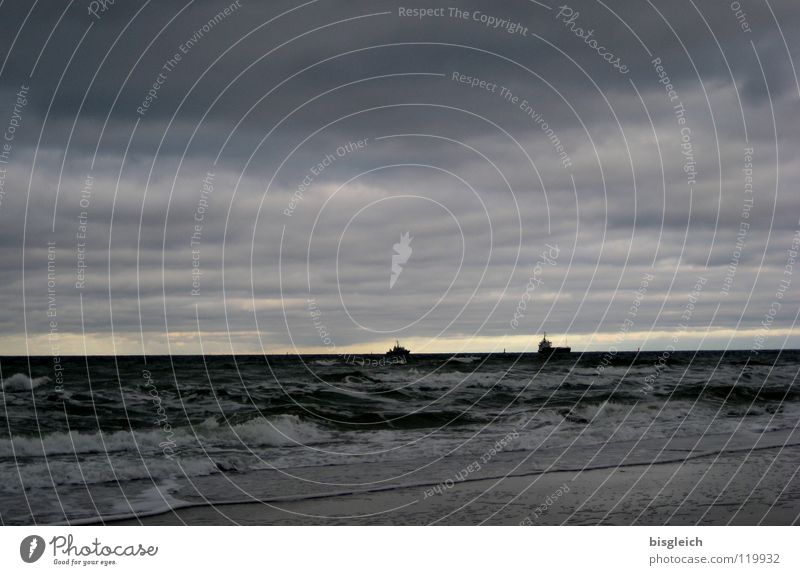 Auf hoher See II Farbfoto Textfreiraum oben Abend Silhouette Panorama (Aussicht) Ferne Meer Wellen Wasser Himmel Wolken Strand Ostsee Schifffahrt Wasserfahrzeug