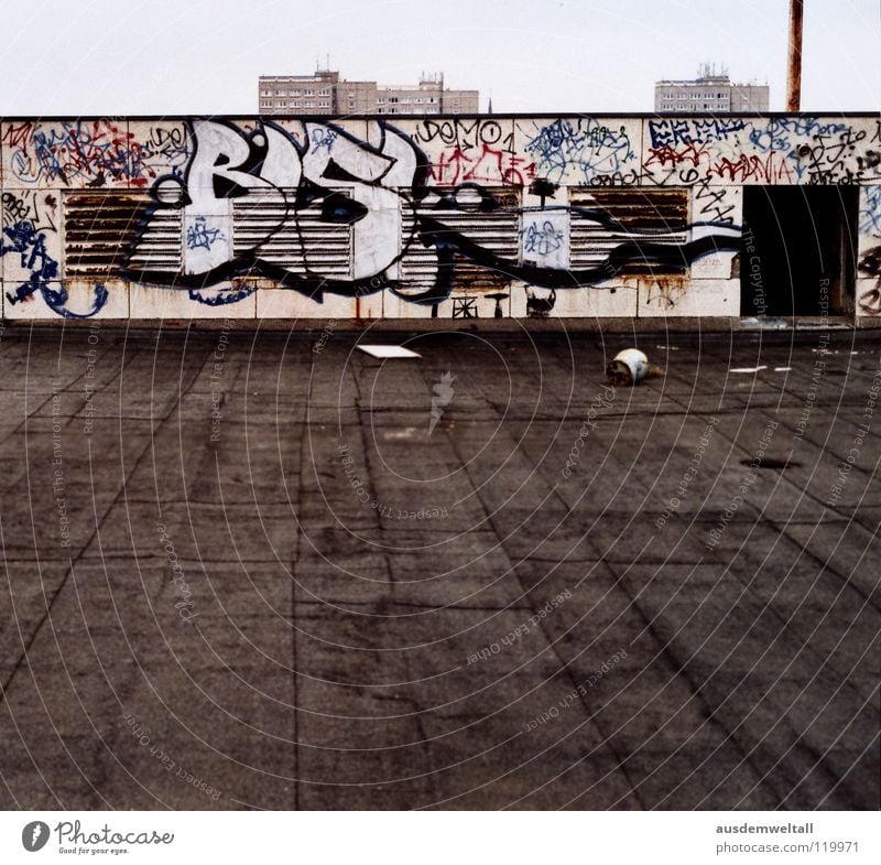 Dach unter den Füßen nicht über dem Kopf Haus Ruine verfallen Hochhaus Stadt Leipzig Luft Schrott alt Graffiti luftschächte frei Schornstein oben Ferne