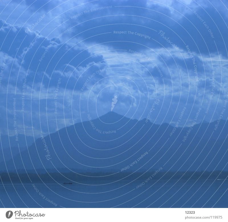 blaue stunde See Wasserfahrzeug Wolken Abendsonne ruhig Wellness Denken Romantik Ferien & Urlaub & Reisen Himmel Erholung Gelassenheit Kraft rein Zufriedenheit