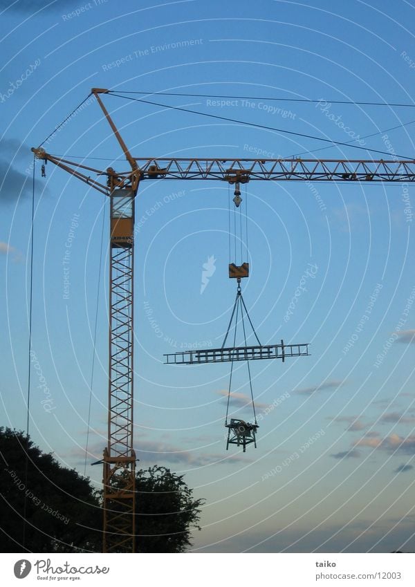 kran nach feierabend Kran Baukran Maschine Baustelle Abenddämmerung Feierabend Elektrisches Gerät Technik & Technologie Himmel Kreissäge Leiter blau