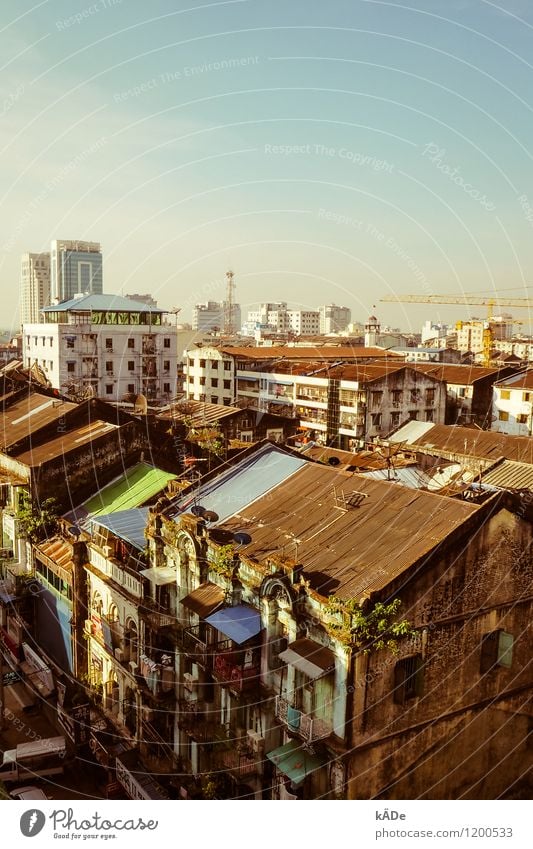 Yangon Architektur Schönes Wetter Rangun Myanmar Asien Stadt Stadtzentrum Skyline Haus Hochhaus Bauwerk Gebäude Mauer Wand Fassade Balkon Fenster Dach Lastwagen