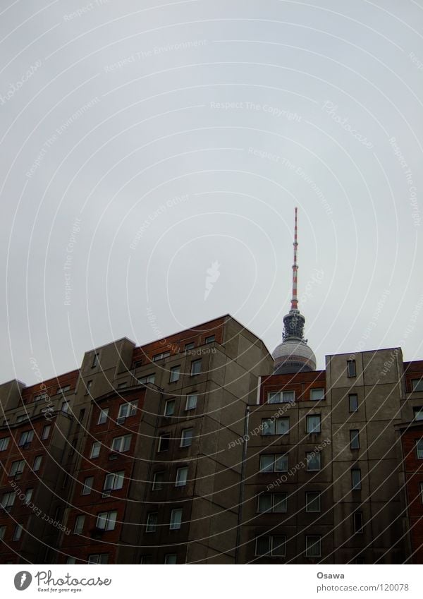 mittlere Wohnlage Alexanderplatz Gebäude Plattenbau Haus Beton grau dreckig Elendsviertel Mitte Arbeitsloser schäbig Raum Fassade Fenster Aussicht Wohnung