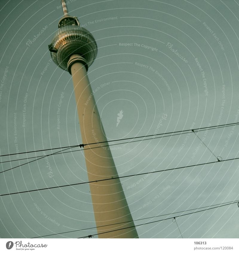 HELLO Berliner Fernsehturm Wahrzeichen Osten groß Macht Beton Funkwellen Antenne Denkmal Schliere hoch Bauwerk Berlin-Mitte Klotz drehen Straßenbahn