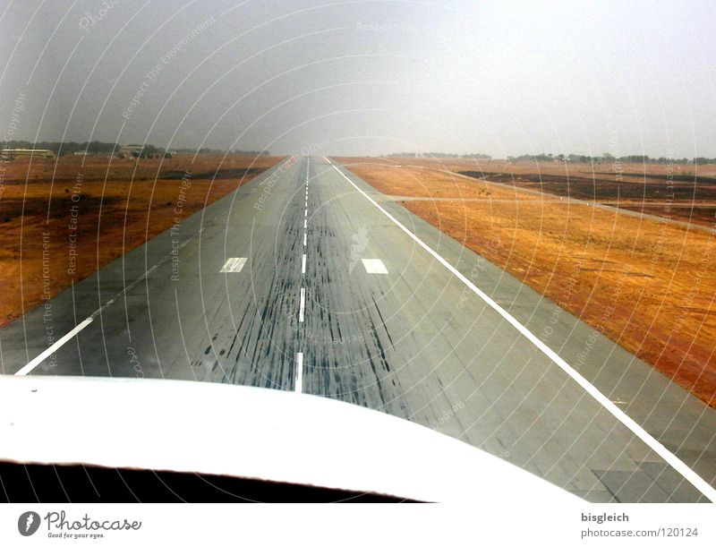 Landebahn II Flugzeug Ankunft Afrika Propeller Cockpit Flughafen Luftverkehr Skipiste Kamerun