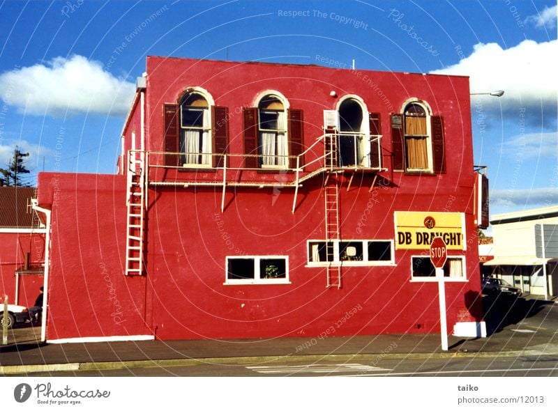 Red Pub Neuseeland Nordinsel Haus Gastronomie Stoppschild rot mehrfarbig Bar Himmel Australien Alkohol East-Coast Kneipe blau Farbe sky stop-sign red blue color