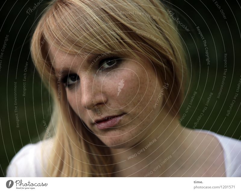 Mirika feminin Frau Erwachsene 1 Mensch T-Shirt blond langhaarig beobachten Denken Blick warten schön selbstbewußt Coolness Sicherheit Schutz achtsam