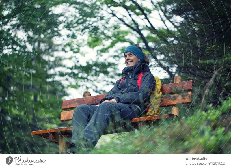 Have a Break Mensch feminin Junge Frau Jugendliche Erwachsene 1 18-30 Jahre Umwelt Natur Landschaft Pflanze schlechtes Wetter Baum Blume Wald Urwald wandern