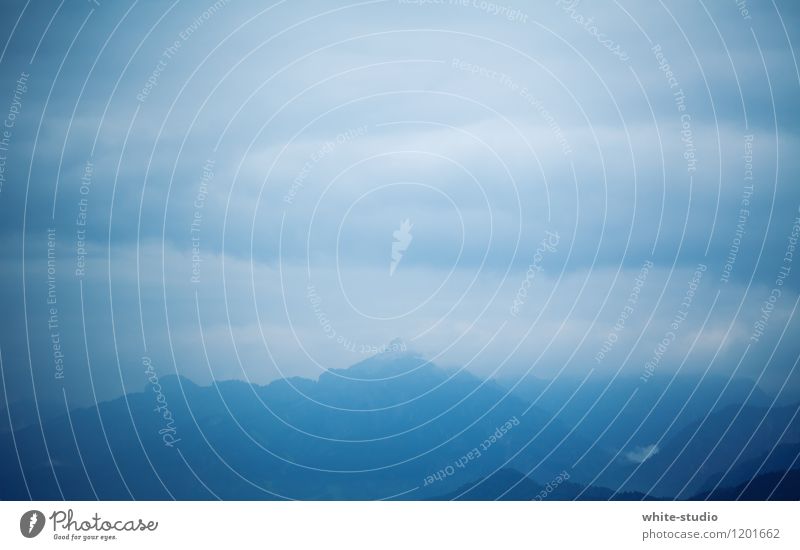 Einsame Spitze Himmel Wolken Gewitterwolken Klima Klimawandel schlechtes Wetter Unwetter Hügel Alpen Berge u. Gebirge Gipfel dunkel Schneebedeckte Gipfel