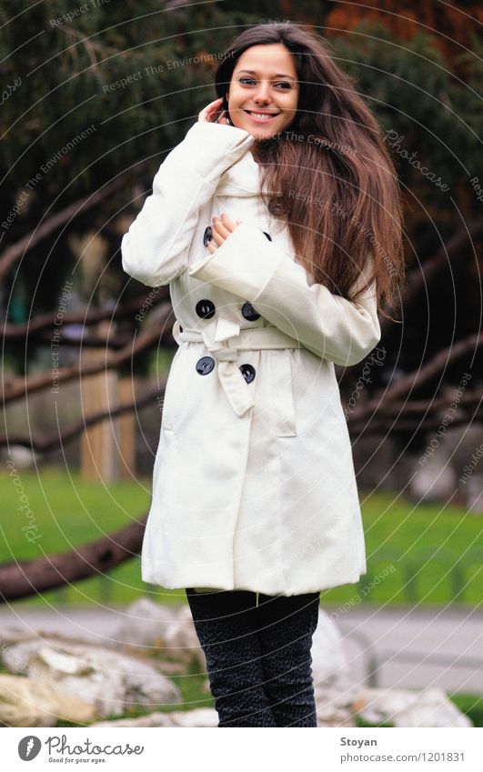 Winter Mädchen mit Lächeln und langen Haaren Mensch Frau Erwachsene Leben 1 18-30 Jahre Jugendliche Natur Pflanze Herbst Wetter Wind Park Mode Mantel Holz