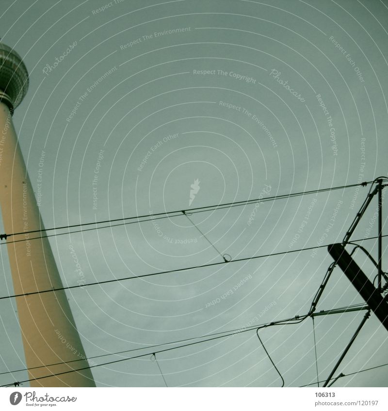 UNSER LIEBLING Berliner Fernsehturm Wahrzeichen Osten groß Macht Beton Funkwellen Antenne Denkmal Schliere hoch Bauwerk Berlin-Mitte Klotz drehen Straßenbahn