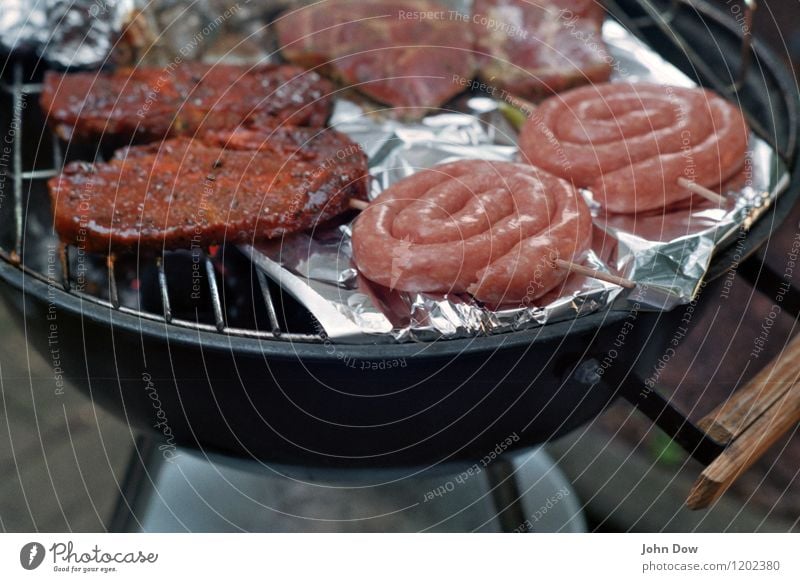 BBQ Lebensmittel Fleisch Ernährung Essen Picknick heiß Glut Kohle Grillen Grillrost Grillplatz Wurstwaren rund sommerlich Metallfolie frisch Fleischgerichte