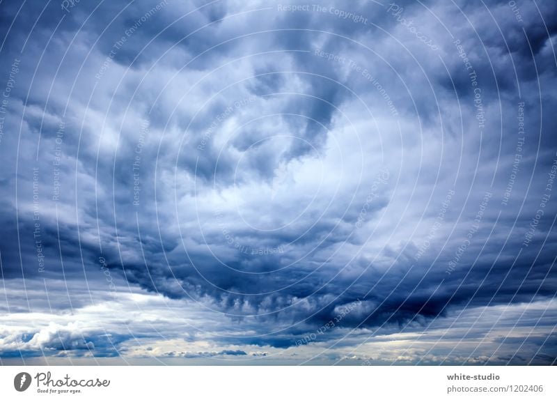 Ungemütlich Umwelt Natur Himmel nur Himmel Wolken Gewitterwolken bedrohlich dunkel schlechtes Wetter Aussicht Landkreis Regen Regenwolken Sturm Unwetterwarnung