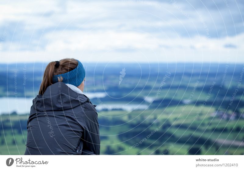 Schweifen maskulin Frau Erwachsene 18-30 Jahre Jugendliche wandern Aussicht Ferne Panorama (Aussicht) Einsamkeit Zufriedenheit entdecken kalt Neugier Abenteuer