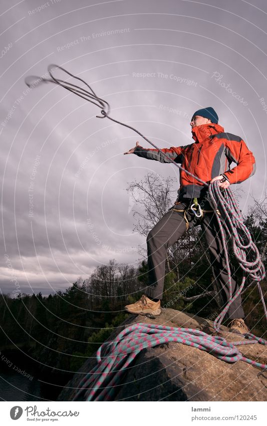 am Berg II Bergsteigen Sturm Wolken kalt Einsamkeit Abenteuer maskulin Sport Spielen Felsen Klettern Seil Sicherheit werfen Held Freiheit Außenaufnahme