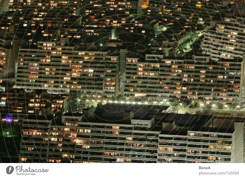 Wohnst du noch? Haus Wohnhochhaus Block Hochhaus Häusliches Leben Stadt Urbanisierung Licht dunkel Nacht anonym Einsamkeit Lichtermeer Balkon Fassade schwarz