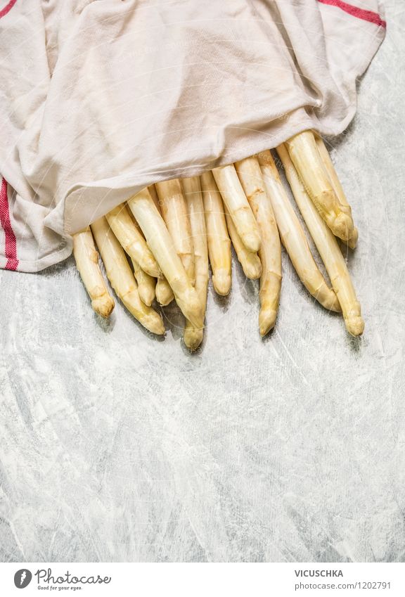 Spargel in einem nassen Küchentuch Lebensmittel Gemüse Ernährung Bioprodukte Vegetarische Ernährung Diät Stil Design Gesunde Ernährung Natur Hintergrundbild