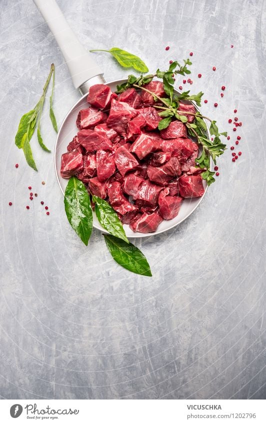 Gulasch in weißer Pfanne mit frische Kräuter Lebensmittel Fleisch Kräuter & Gewürze Ernährung Mittagessen Abendessen Bioprodukte Stil Design Gesunde Ernährung