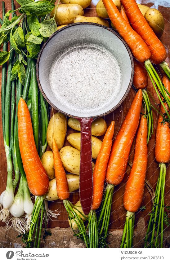 Alter Topf und frische Saisongemüse fürs Kochen Lebensmittel Gemüse Ernährung Mittagessen Abendessen Bioprodukte Vegetarische Ernährung Diät Stil Design