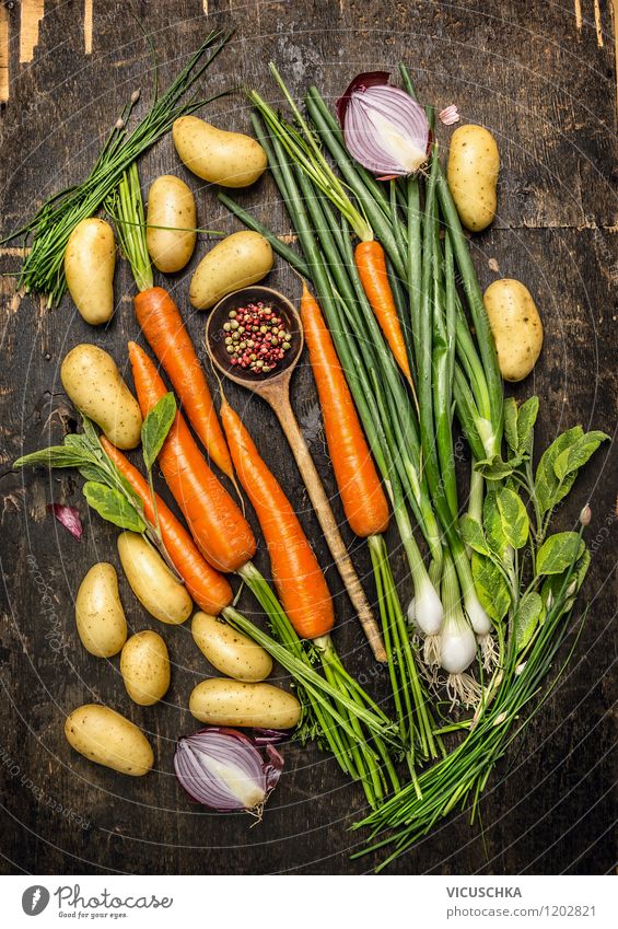 Kochen mit frischem, regionalem Gemüse. Lebensmittel Kräuter & Gewürze Ernährung Mittagessen Abendessen Bioprodukte Vegetarische Ernährung Diät Löffel Stil