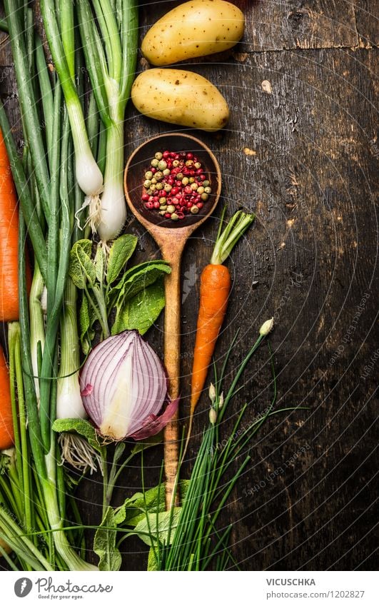 Alter Holzlöffel und Gemüse fürs Kochen Lebensmittel Kräuter & Gewürze Ernährung Mittagessen Abendessen Festessen Bioprodukte Vegetarische Ernährung Diät Löffel