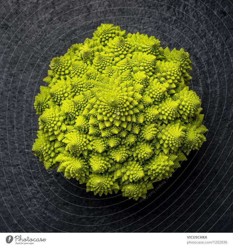 Romanesco Lebensmittel Gemüse Ernährung Bioprodukte Vegetarische Ernährung Diät Lifestyle Stil Design Gesunde Ernährung Garten Tisch Natur Vitamin Essen dunkel