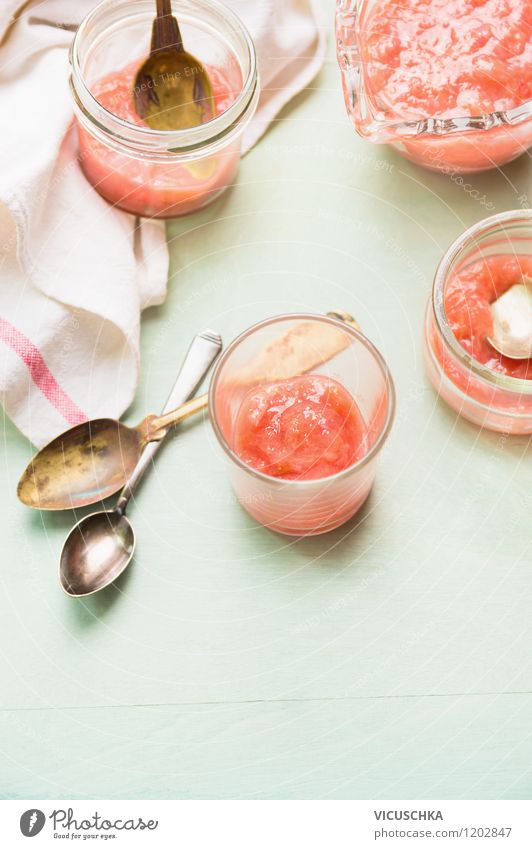 Frühstück mit Rhabarberkompott Lebensmittel Dessert Marmelade Ernährung Bioprodukte Vegetarische Ernährung Diät Tasse Becher Flasche Glas Löffel Sommer rosa