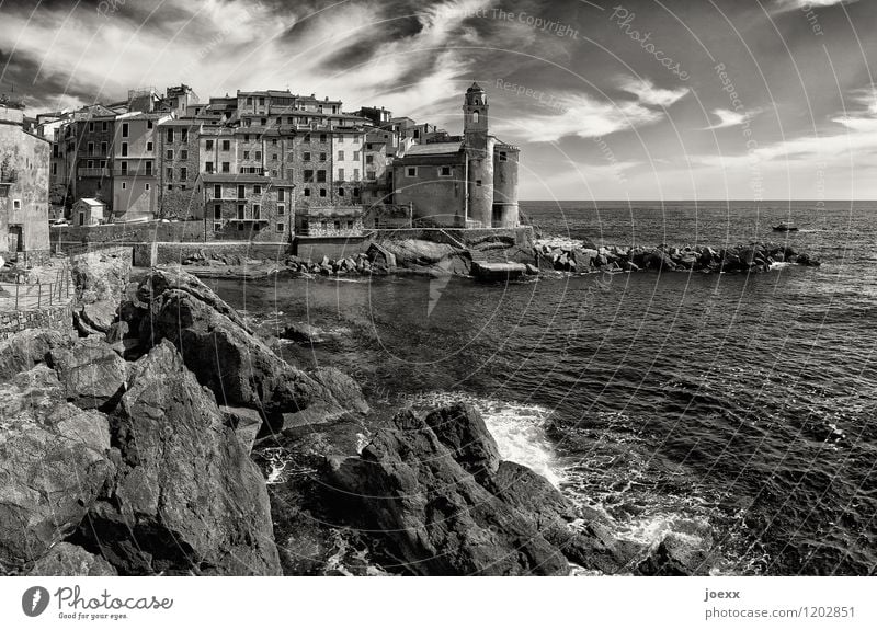 Zeitreise Tourismus Städtereise Wasser Himmel Wolken Horizont Sommer Schönes Wetter Felsen Küste Tellaro Italien Dorf Haus Kirche Fassade Sehenswürdigkeit alt