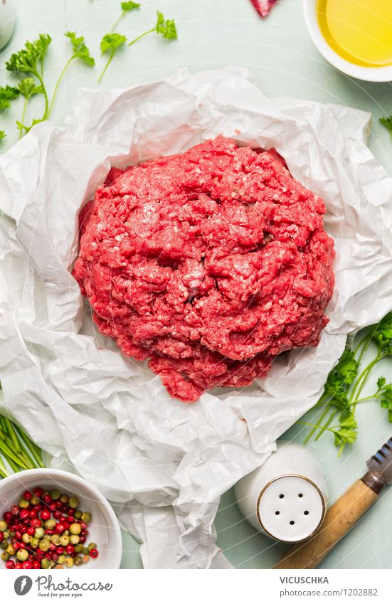 Bio Hackfleisch mit frischen Zutaten zubereiten Lebensmittel Fleisch Kräuter & Gewürze Öl Ernährung Mittagessen Abendessen Bioprodukte Diät Schalen & Schüsseln