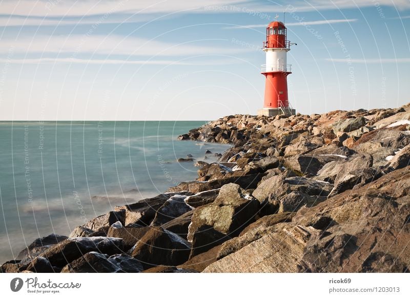 Die Mole in Warnemünde Winter Umwelt Natur Landschaft Wasser Himmel Wolken Horizont Schönes Wetter Küste Ostsee Meer Hafenstadt Menschenleer Leuchtturm