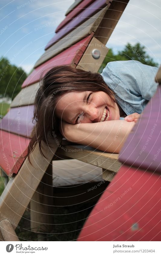 ach wie schön Freizeit & Hobby Spielen Kinderspiel Spielplatz Holzhütte feminin Frau Erwachsene Mutter Leben 1 Mensch 30-45 Jahre Himmel Baum lachen liegen