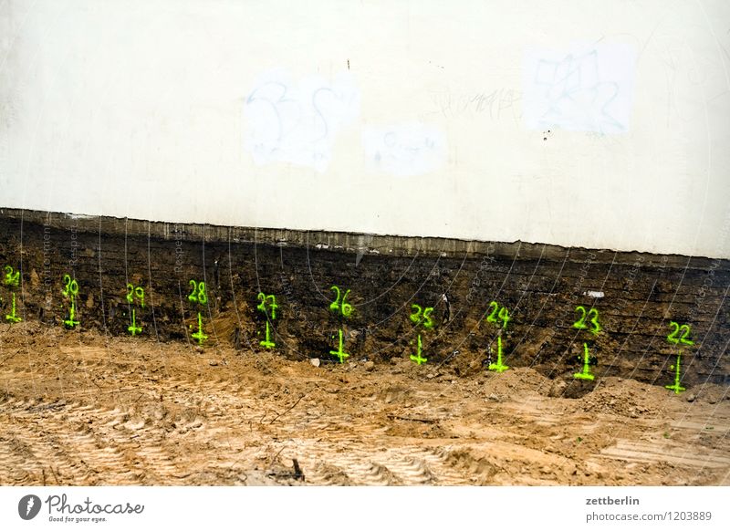 31 30 29 28 27 26 25 24 23 22 Ziffern & Zahlen Schriftzeichen Beschriftung Schilder & Markierungen Baustelle Baugrundstück Tiefbau Sand Kies Wand Fassade