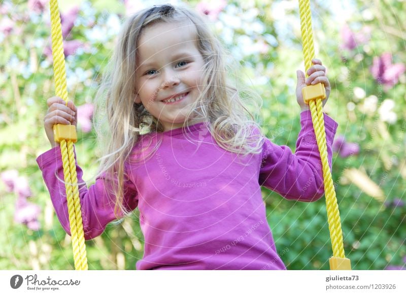 Prinzessin auf der Schaukel Freude Glück Spielen Sommer feminin Kind Kleinkind Mädchen Kindheit Haare & Frisuren 1 Mensch 3-8 Jahre Garten blond langhaarig