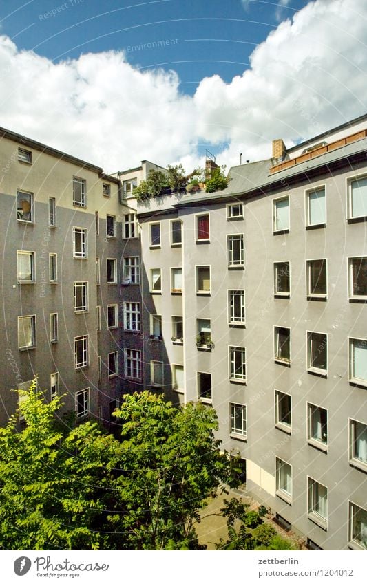 Schöneberg Berlin Haus Wohnhaus Wohnhochhaus hinterhaus Hinterhof Innenhof Häusliches Leben Wohngebiet Fassade Fenster Fensterfront Sommer Sonne Wolken Wand