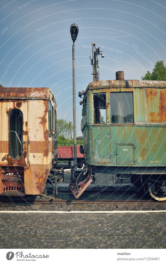 Abstellgleis Wetter Schönes Wetter Verkehr Verkehrsmittel Verkehrswege Personenverkehr Bahnfahren Schienenverkehr Eisenbahn Personenzug alt kaputt blau braun