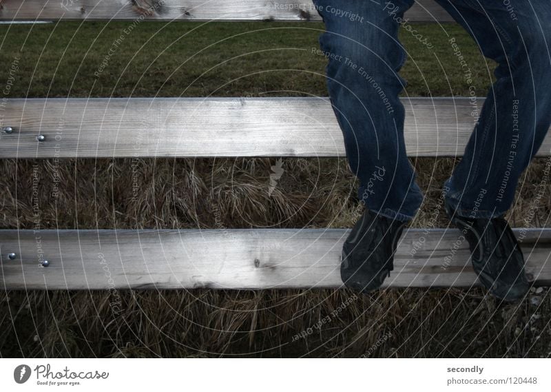 -Ladebalken----- Holz Gras lang Zeit Schuhe Hose Langeweile Bekleidung Geländer Balken warten Beine ladebalken sitzen