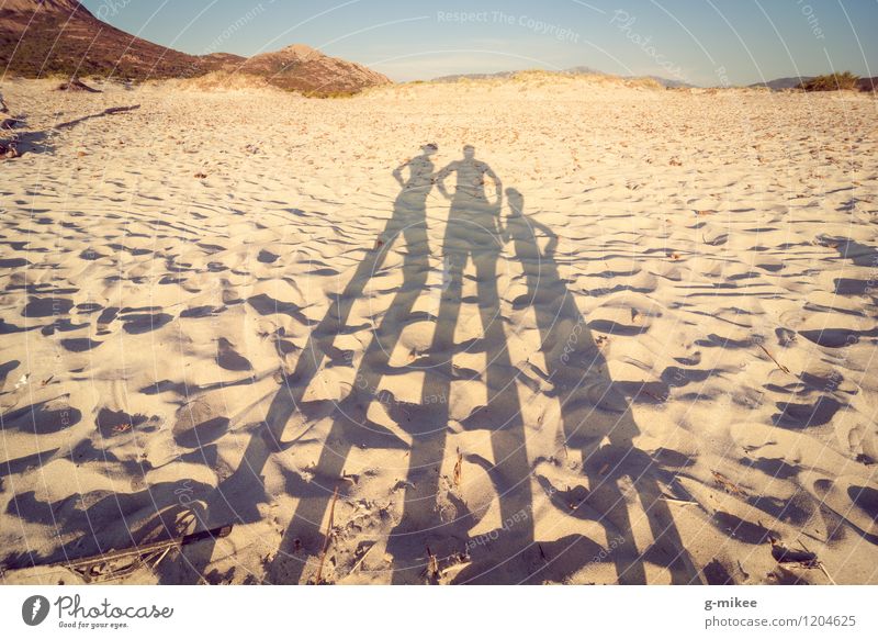 Familie am Strand Mensch Familie & Verwandtschaft Partner 3 Menschengruppe Natur Landschaft Sand Sonnenlicht Sommer Insel Zusammensein Wärme gelb Farbfoto