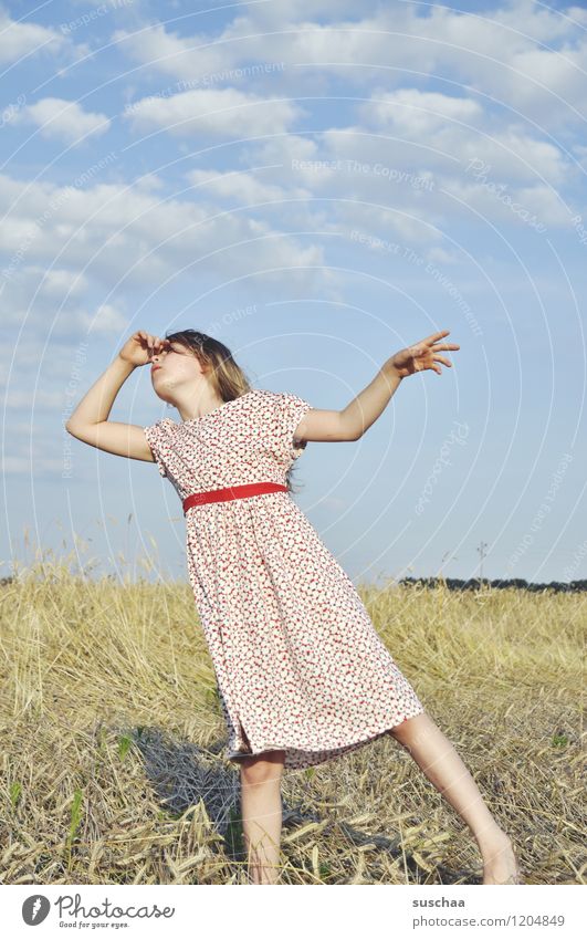 es war einmal im sommer ...... Kind Mädchen Gesicht Arme Hand Haare & Frisuren Kleid Außenaufnahme Feld Himmel Natur Landschaft Sommer gestikulieren