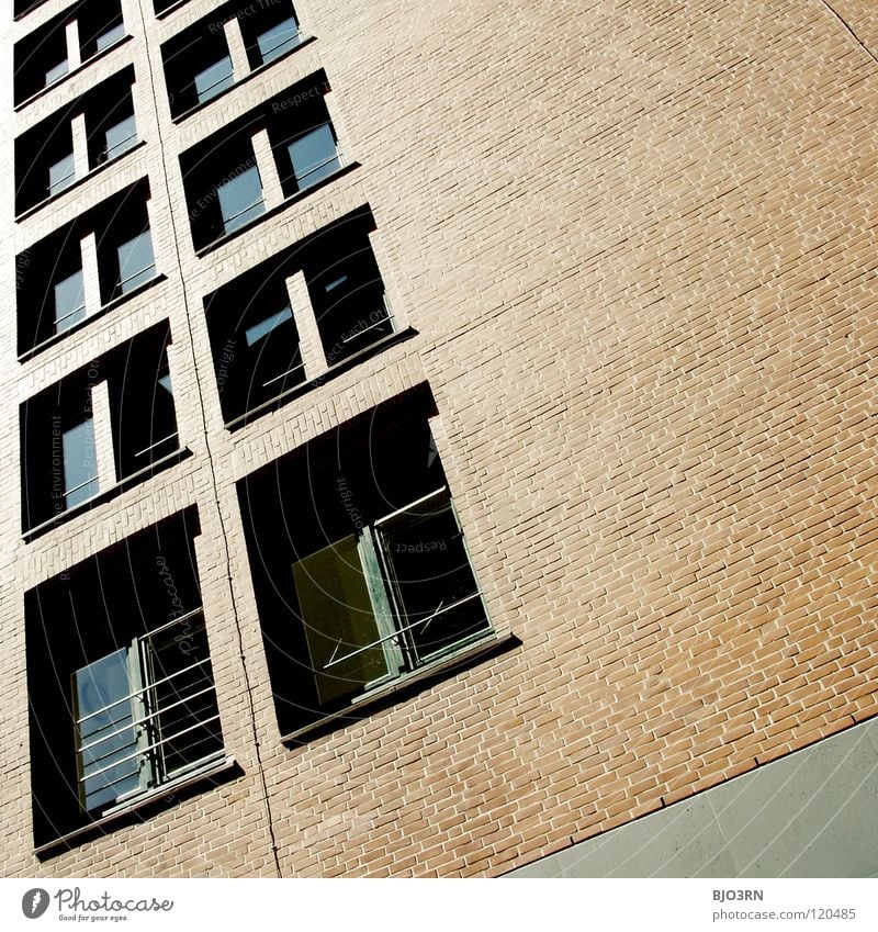 hart und ausgebrannt Backstein rot braun schwarz Fenster Gebäude Stadt grau Quadrat Rechteck Ecke eckig dunkel Detailaufnahme Kontrast Linie Glas Fensterscheibe