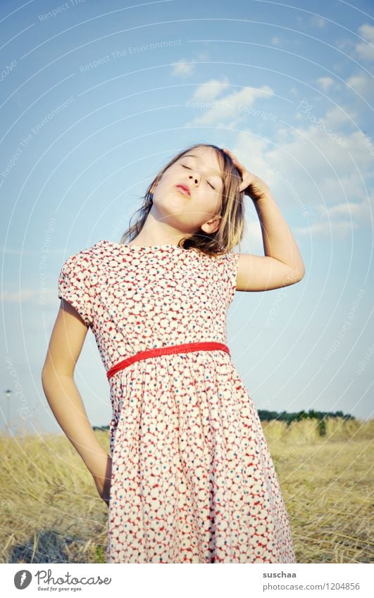 es war einmal im sommer ... Kind Mädchen schön Kleid Sommer Natur Außenaufnahme Haare & Frisuren langhaarig Himmel Arme Hand Gesicht Auge Nase Mund Stolz