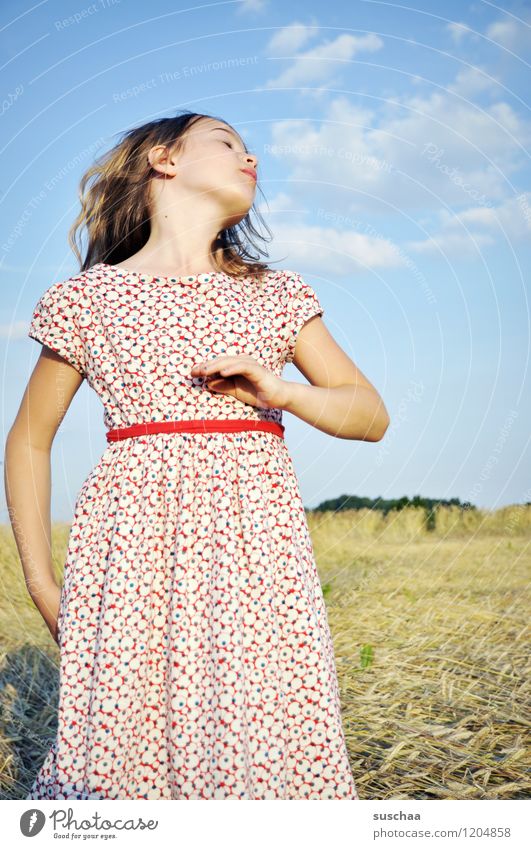 es war einmal im sommer ... Kind Mädchen Gesicht Arme Hand Haare & Frisuren Kleid Außenaufnahme Feld Himmel Natur Landschaft Sommer gestikulieren Schauspieler