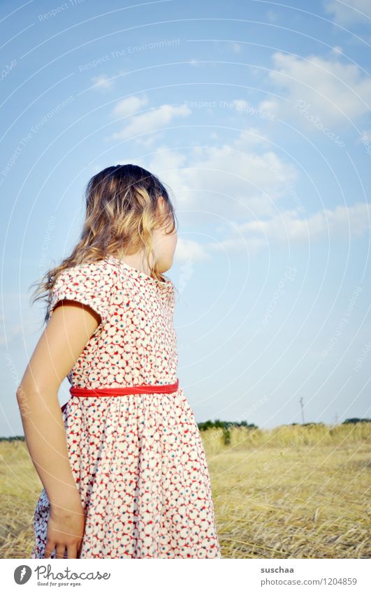 es war einmal im sommer .. Kind Mädchen Gesicht Arme Hand Haare & Frisuren Kleid Außenaufnahme Feld Himmel Natur Landschaft Sommer gestikulieren Schauspieler